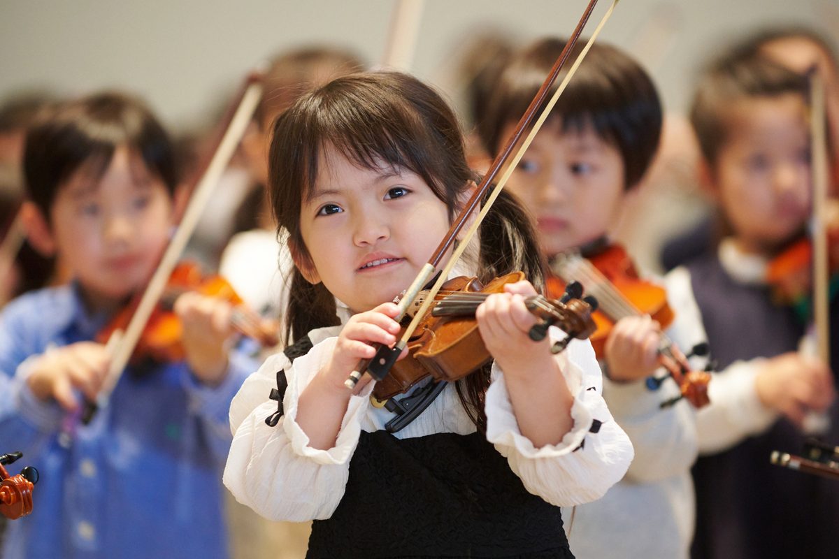 ヴァイオリンを構える小さな子どもたち