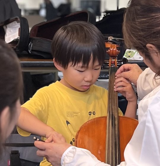 チェロを構える男の子